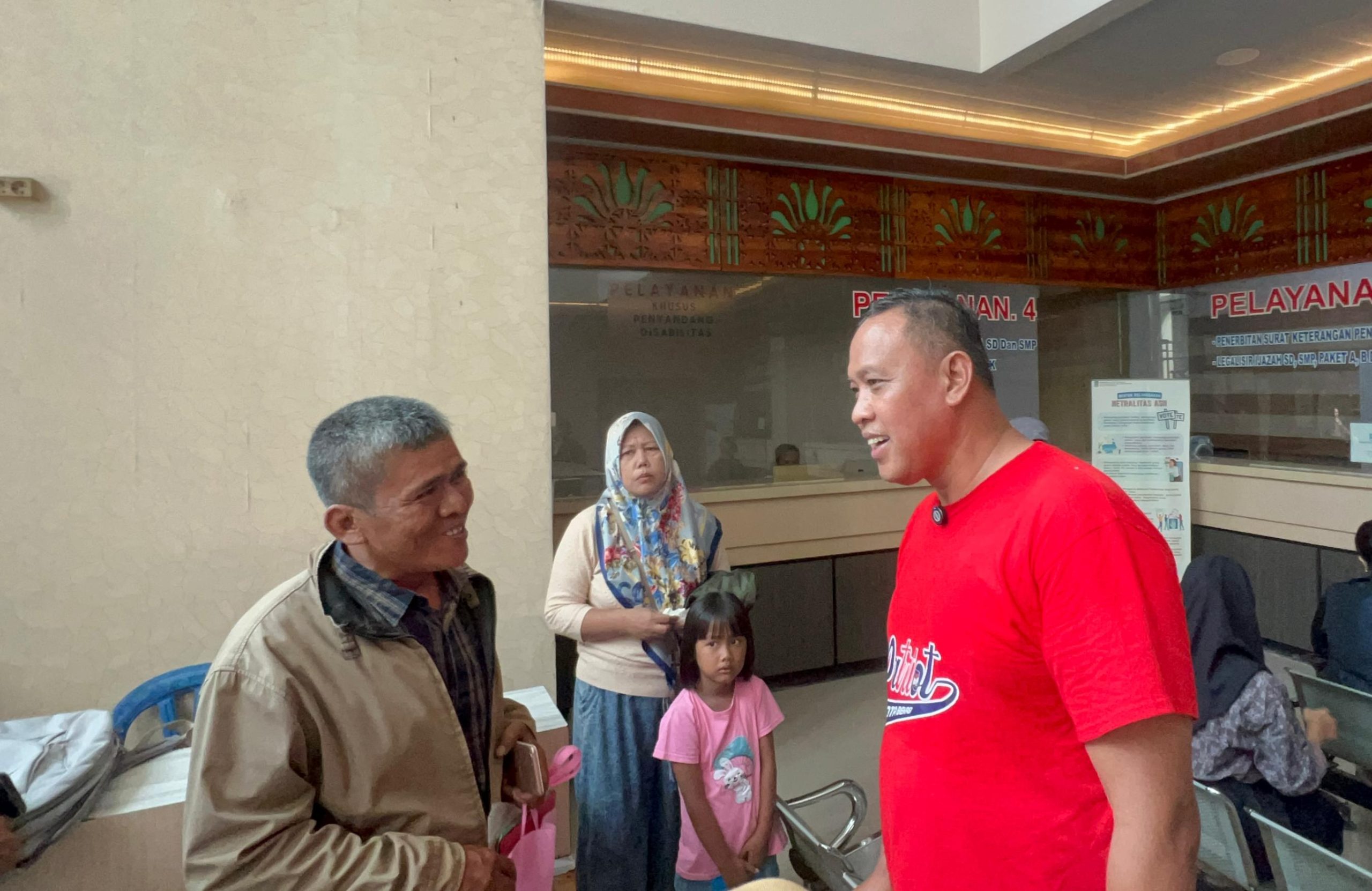 Kota Bekasi - Wali Kota Bekasi Tri Adhianto meninjau langsung Dinas Pendidikan untuk memastikan tidak adanya kendala teknis dalam SPMB 2025, Rabu (25/6/2025).