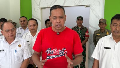 Kota Bekasi - Wali Kota Bekasi Tri Adhianto meninjau langsung Dinas Pendidikan untuk memastikan tidak adanya kendala teknis dalam SPMB 2025, Rabu (25/6/2025).