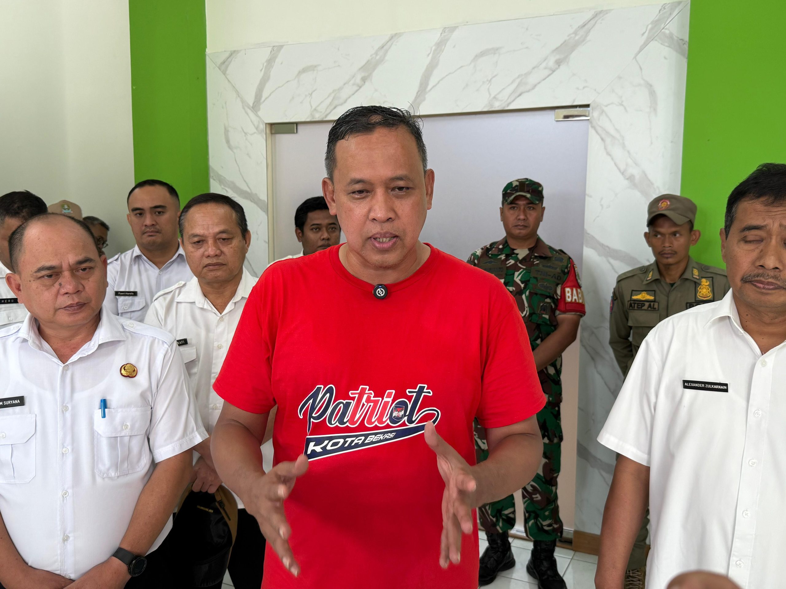 Kota Bekasi - Wali Kota Bekasi Tri Adhianto meninjau langsung Dinas Pendidikan untuk memastikan tidak adanya kendala teknis dalam SPMB 2025, Rabu (25/6/2025).