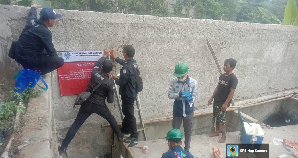 Kota Bekasi - Tim menemukan sebuah usaha laundry di Jalan Pangkalan III, Kelurahan Cikiwul, yang diduga membuang air limbah tanpa izin langsung ke aliran Kali Cileungsi, yang bermuara ke Kali Bekasi.