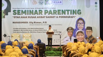 Kota Bekasi - Wakil Wali Kota Bekasi, Abdul Harris Bobihoe, menghadiri seminar parenting yang diselenggarakan oleh Forum Kajian Islamic Center Al Furqon dan BKMT Kota Bekasi di Margajaya, Bekasi Selatan, Kamis (26/6/2025).
