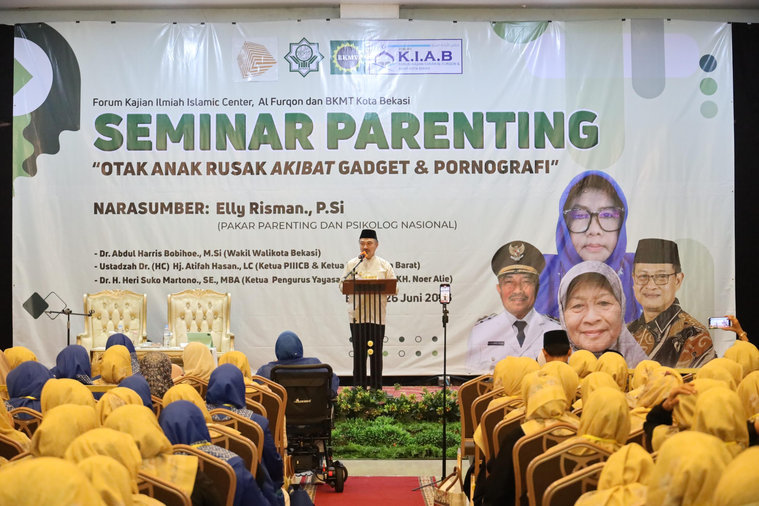 Kota Bekasi - Wakil Wali Kota Bekasi, Abdul Harris Bobihoe, menghadiri seminar parenting yang diselenggarakan oleh Forum Kajian Islamic Center Al Furqon dan BKMT Kota Bekasi di Margajaya, Bekasi Selatan, Kamis (26/6/2025).