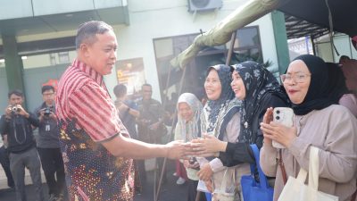 Kota Bekasi - Wali Kota Bekasi Tri Adhianto menghadiri kegiatan “Abdi Nagri Nganjang Ka Warga” yang digelar di Alun-Alun M. Hasibuan, Kamis (26/6/2025).