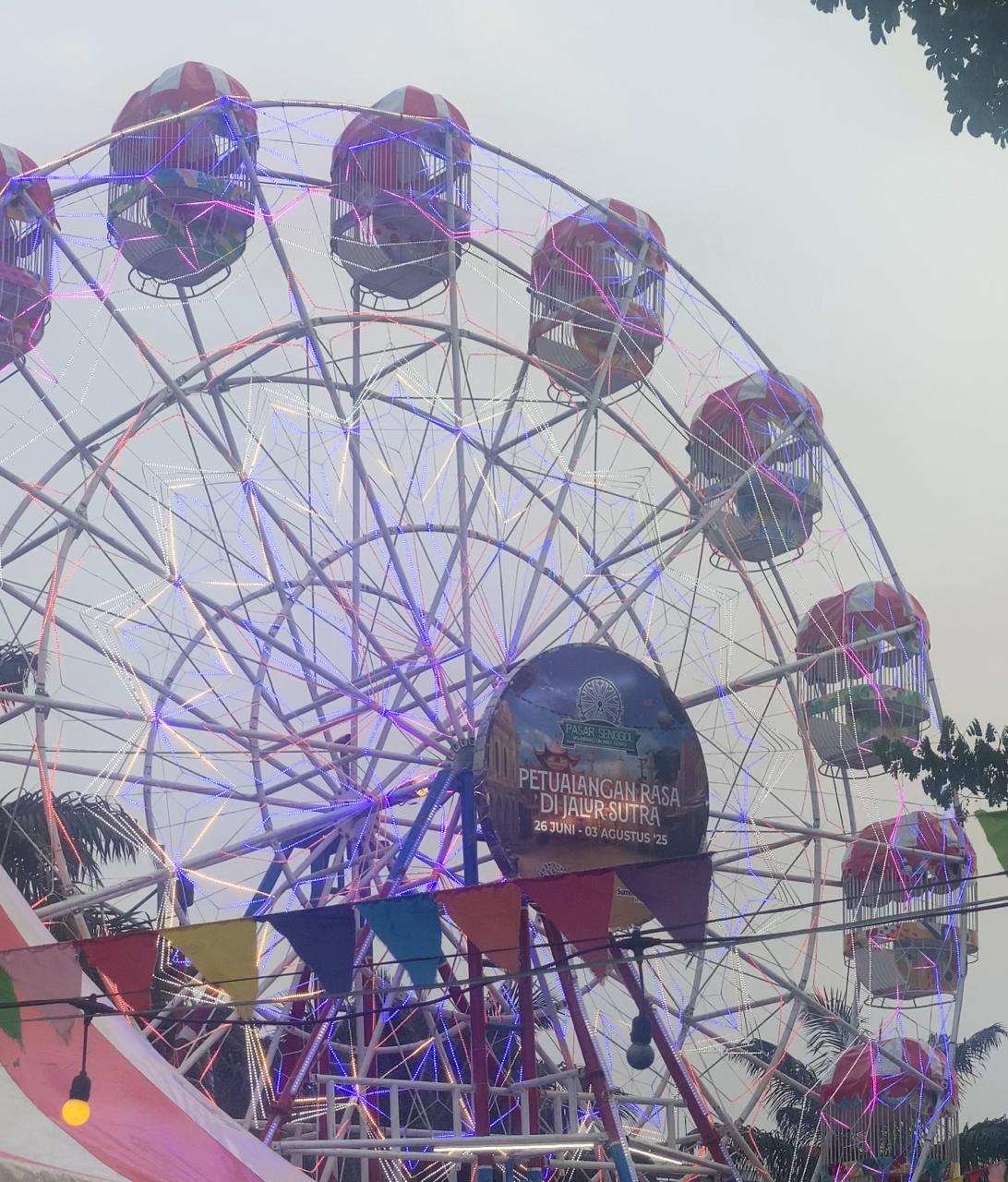 Kota Bekasi - Wahana Kora-Kora Jumbo Pasar Malam dalam event Pasar Senggol SMB 2025. Foto: Gobekasi.id