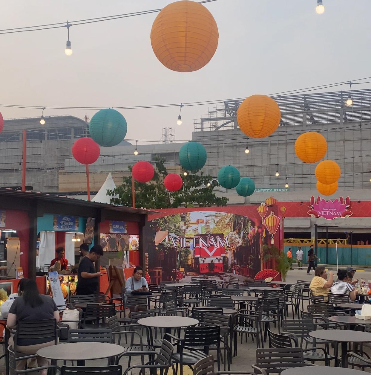 Kota Bekasi - Wisata Kuliner Jalur Sutra, makanan khas Vietnam hadir di Pasar Senggol Summarecon Mall Bekasi 2025.