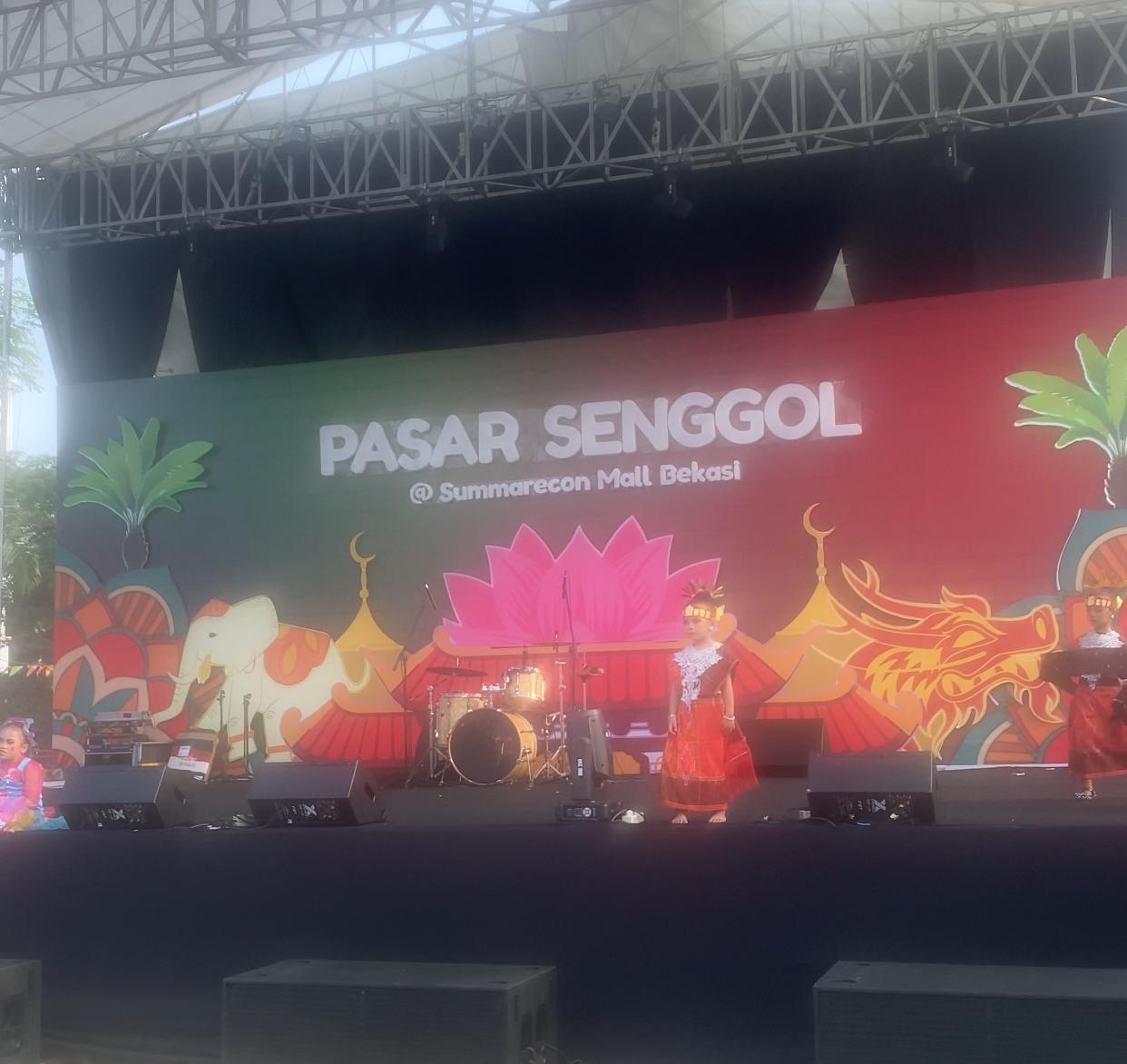 Kota Bekasi - Panggung Live Music yang akan mengguncang pengunjung Pasar Senggol 2025 di SMB. Foto: GoBekasi.id