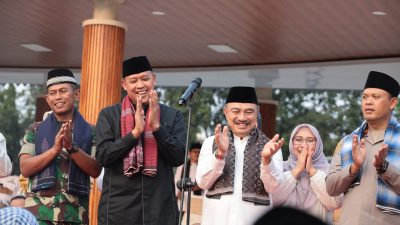 Kota Bekasi - Wali Kota Bekasi Tri Adhianto bersama Wakil Wali Kota Abdul Harris Bobihoe hadir di panggung kehormatan menyambut peserta pawai.