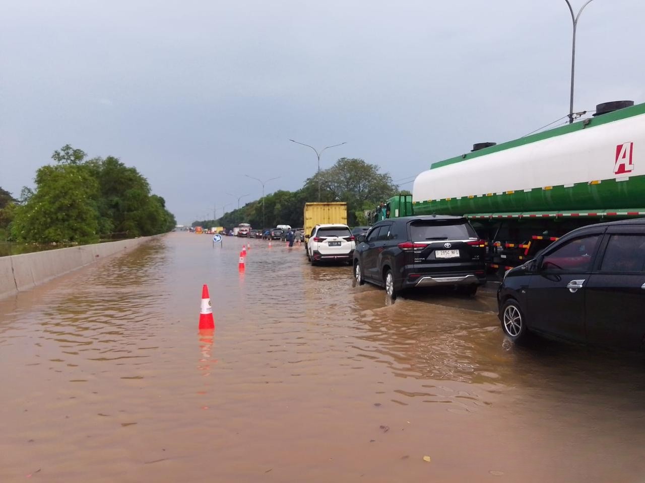Bekasi - Kali Sabi meluap dan menggenagi ruas Jalan Tol Jakarta-Tangerang, tepatnya di KM 24, baik arah menuju Jakarta maupun arah menuju Tangerang.