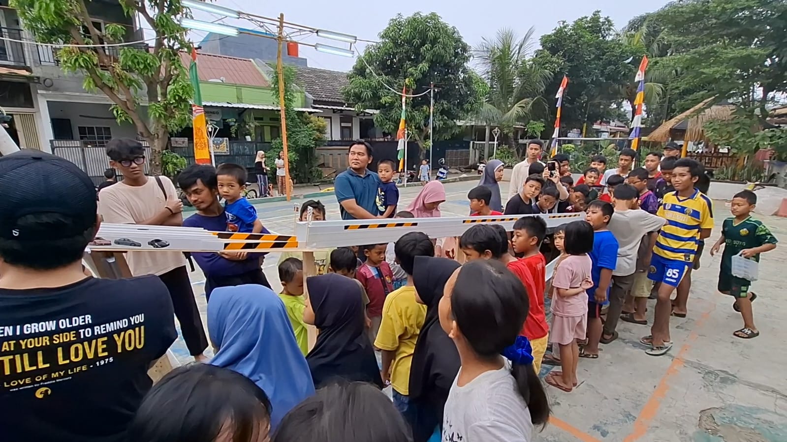 Kota Bekasi - Sejumlah anak-anak mengikuti lomba balap mobil diecast yang digelar sejak Jumat (27/6/2025) dan akan berlangsung selama tiga hari di Perumahan Grand Permata, RT 08 RW 06, Kelurahan Mustikajaya, Kecamatan Mustikajaya, Kota Bekasi.