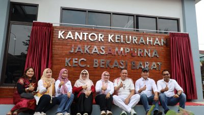 Kota Bekasi - Wali Kota Bekasi Tri Adhianto, didampingi Ketua TP-PKK Kota Bekasi Wiwiek Hargono, meresmikan kantor Kelurahan Jakasampurna Kecamatan Bekasi Barat yang kini tampil lebih modern.