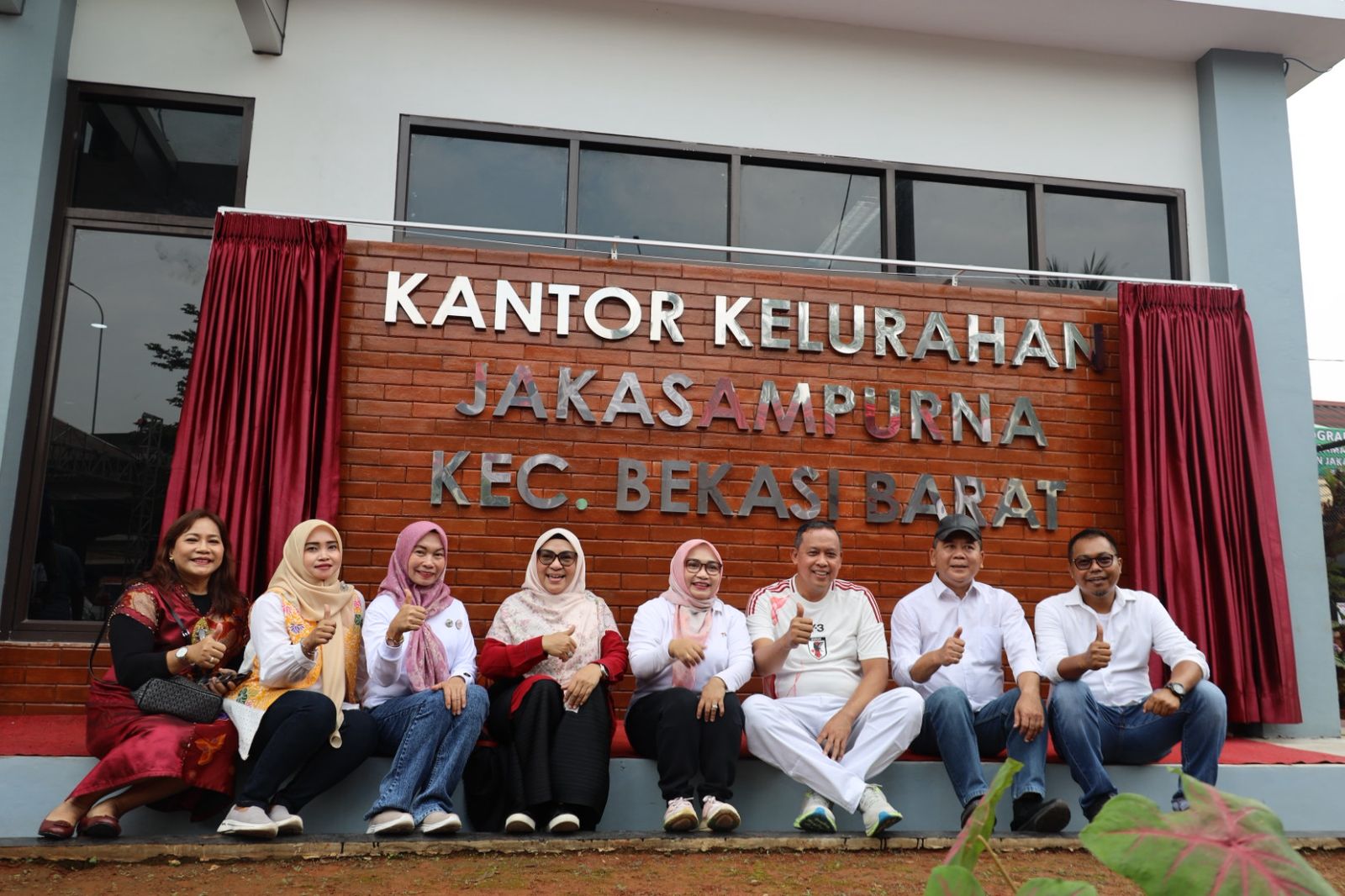 Kota Bekasi - Wali Kota Bekasi Tri Adhianto, didampingi Ketua TP-PKK Kota Bekasi Wiwiek Hargono, meresmikan kantor Kelurahan Jakasampurna Kecamatan Bekasi Barat yang kini tampil lebih modern.