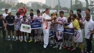Kota Bekasi - Wali Kota Bekasi Tri Adhianto saat memberikan piala dalam ajang Turnamen Piala Wali Kota Bekasi Soeratin Cup 2025 yang digelar di Stadion MJcc.