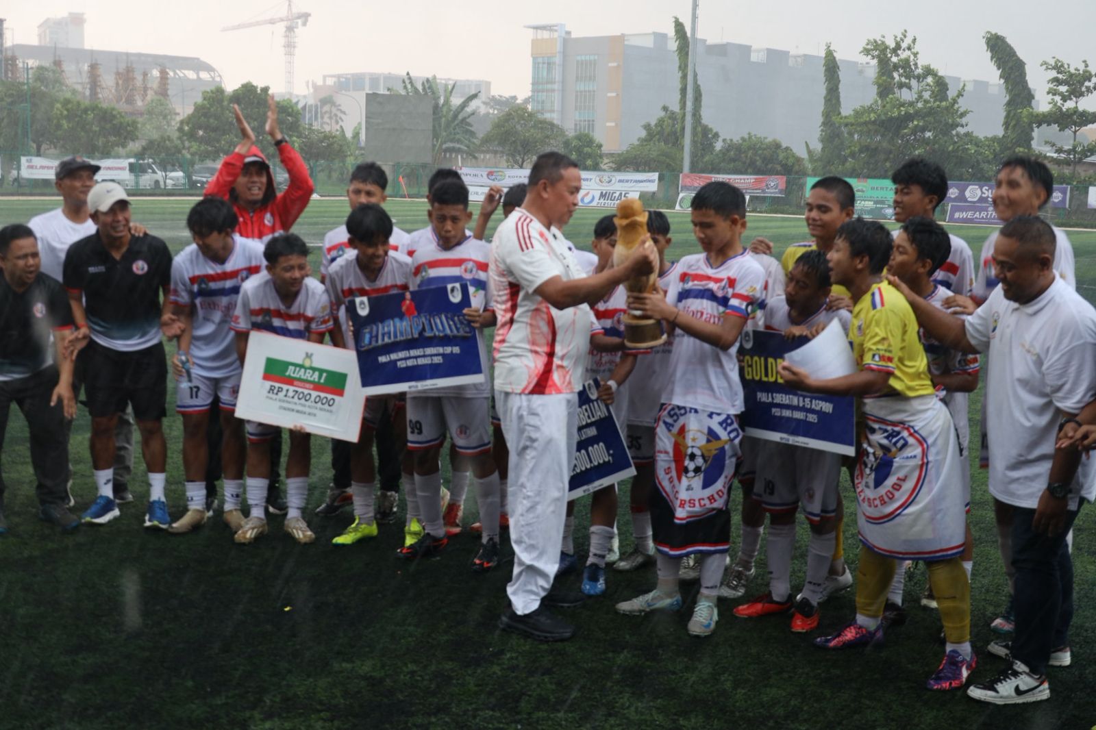 Kota Bekasi - Wali Kota Bekasi Tri Adhianto saat memberikan piala dalam ajang Turnamen Piala Wali Kota Bekasi Soeratin Cup 2025 yang digelar di Stadion MJcc.