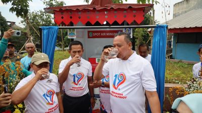 Kota Bekasi - Wali Kota Bekasi Tri Adhianto hadir bersama Wakil Wali Kota Abdul Harris Bobihoe, Dandim 0507 Letkol Arm Krisrantau Hermawan, mencicipi air minum gratis publik yang disediakan oleh PDAM Tirta Patriot.