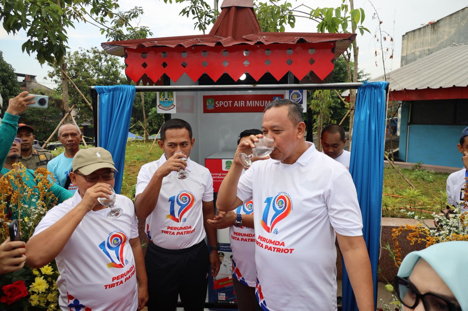 Kota Bekasi - Wali Kota Bekasi Tri Adhianto hadir bersama Wakil Wali Kota Abdul Harris Bobihoe, Dandim 0507 Letkol Arm Krisrantau Hermawan, mencicipi air minum gratis publik yang disediakan oleh PDAM Tirta Patriot.