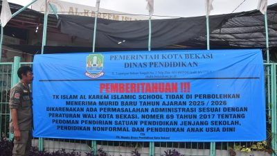Kota Bekasi - Spanduk pemberitahuan larangan penerimaan siswa baru terpasang di depan Sekolah Al Kareem Islamic School di Jalan Raya Perjuangan, Margamulya, Bekasi Utara, Kota Bekasi. Fota: Radar Bekasi