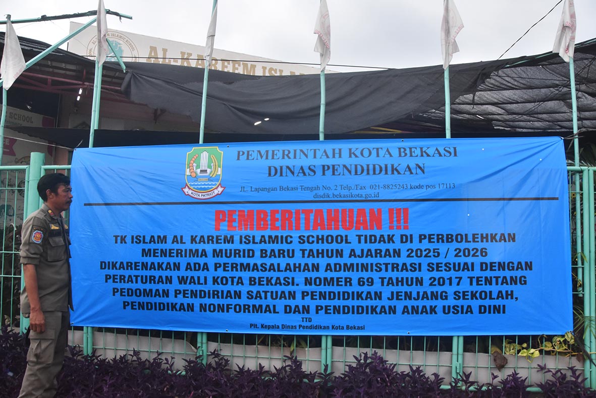 Kota Bekasi - Spanduk pemberitahuan larangan penerimaan siswa baru terpasang di depan Sekolah Al Kareem Islamic School di Jalan Raya Perjuangan, Margamulya, Bekasi Utara, Kota Bekasi. Fota: Radar Bekasi