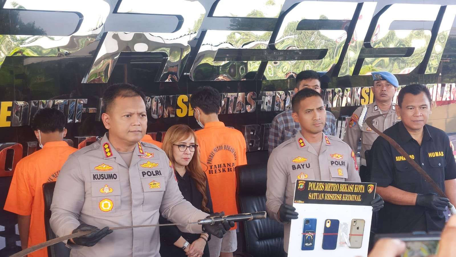 Kota Bekasi - Kapolres Metro Bekasi Kota, Kombes Pol Kusumo Wahyu Bintoro, saat menggelar konferensi pers tawuran maut di Jatiasih.