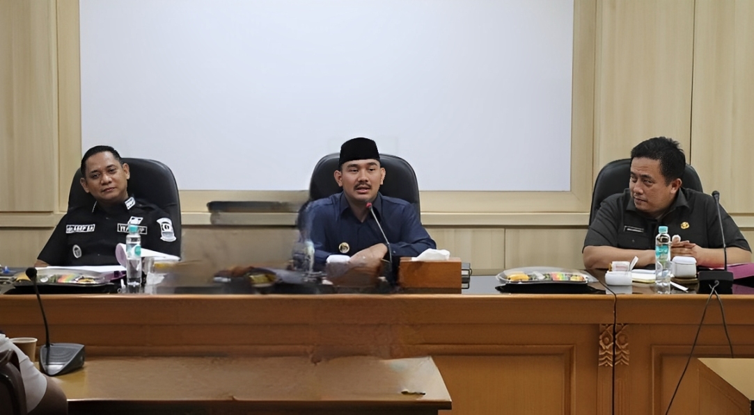Kabupaten Bekasi - Rapat bersama para kepala perangkat daerah di Ruang KH Mamun Nawawi, Gedung Bupati Bekasi, pada Selasa (3/6/2025).