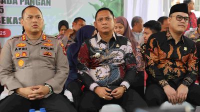 Kabupaten Bekasi - Wakil Bupati Bekasi, Asep Surya Atmaja, saat mengikuti kegiatan Panen Raya Jagung Serentak Nasional secara daring yang dipusatkan di Kalimantan Barat bersama Presiden Republik Indonesia Prabowo Subianto, bertempat di Pekarangan Pangan Polres Metro Bekasi, Cikarang Utara, pada Kamis (5/6/2025).