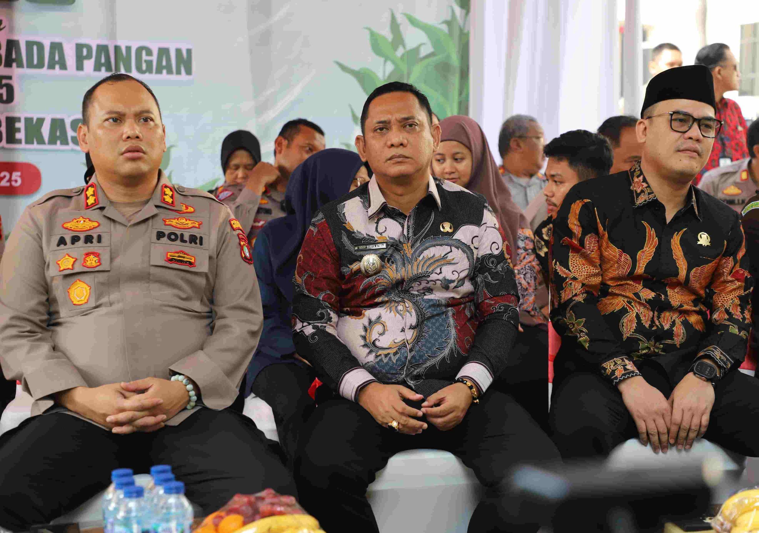 Kabupaten Bekasi - Wakil Bupati Bekasi, Asep Surya Atmaja, saat mengikuti kegiatan Panen Raya Jagung Serentak Nasional secara daring yang dipusatkan di Kalimantan Barat bersama Presiden Republik Indonesia Prabowo Subianto, bertempat di Pekarangan Pangan Polres Metro Bekasi, Cikarang Utara, pada Kamis (5/6/2025).