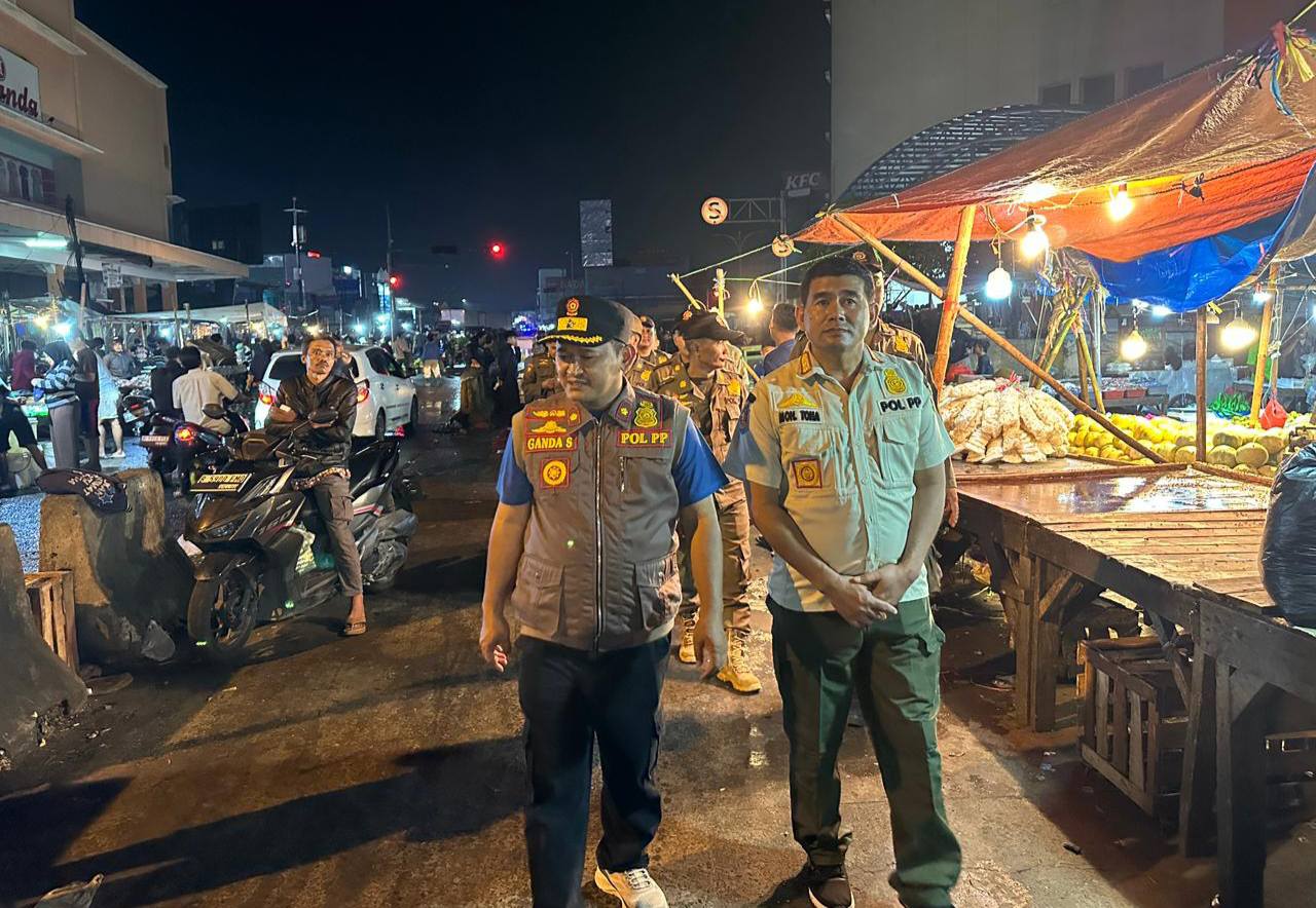 Kabupaten Bekasi - Kepala Bidang Ketertiban Umum dan Ketenteraman Masyarakat Satpol PP Kabupaten Bekasi, Ganda Sasmita saat meninjau Pasar Tumpah di depan SGC.