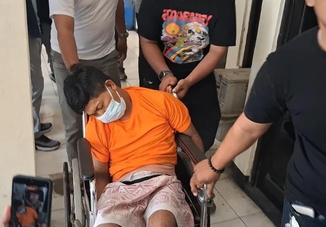 Kota Bekasi - Pelaku predator anak tak berdaya saat dibekuk polisi.