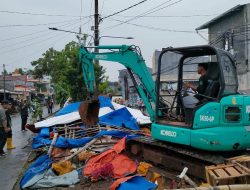 Puluhan Bangunan Liar di Jatimulya Ditertibkan, Lurah: Demi Lingkungan yang Lebih Sehat