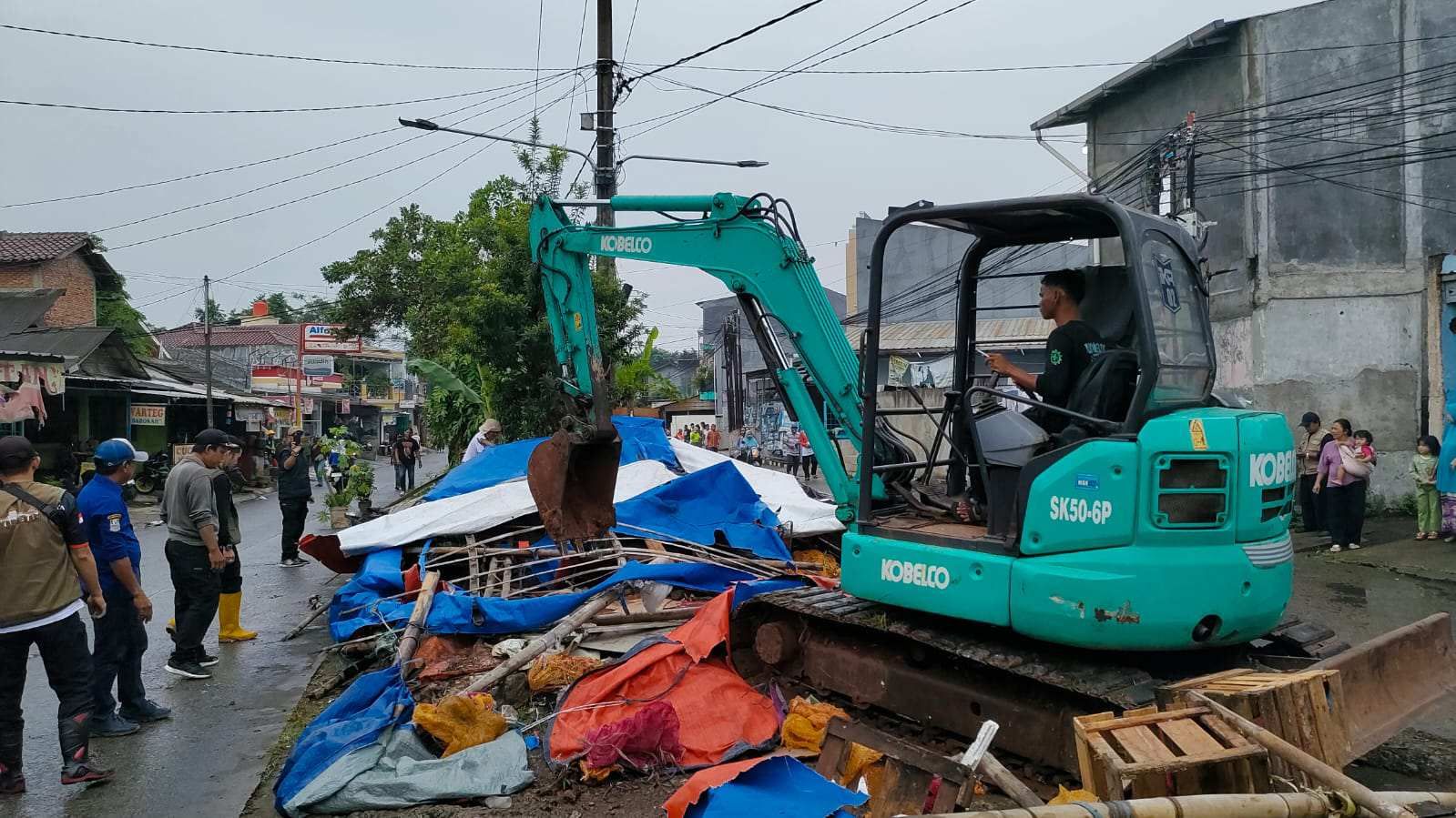 Kabupaten Bekasi - Satu alat berat diterjunkan untuk menertibkan bangunan liar di wilayah Kelurahan Jatimulya, Tambun Selatan, Kabupaten Bekasi.