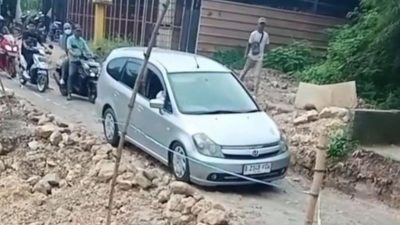 Kabupaten Bekasi - Jalan ambles di ruas Cikarang Bekasi Laut (CBL)–Kertamukti,