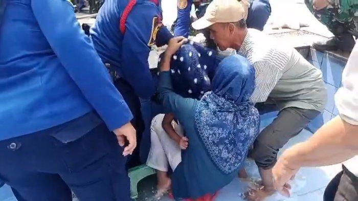 Kota Bekasi - Disdamkarmat Kota Bekasi mengevakuasi seorang bocah berusia sekitar 10 tahun tersedot pipa kolam renang