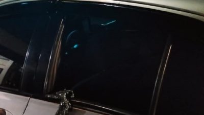 Kota Bekasi - Seorang pemuda bernama Zaki (26) menjadi korban pencurian dengan modus pecah kaca mobil saat sedang nongkrong di warung kopi kawasan Jalan Agus Salim, Bekasi Jaya, Bekasi Timur, pada Minggu malam (8/6/2025).