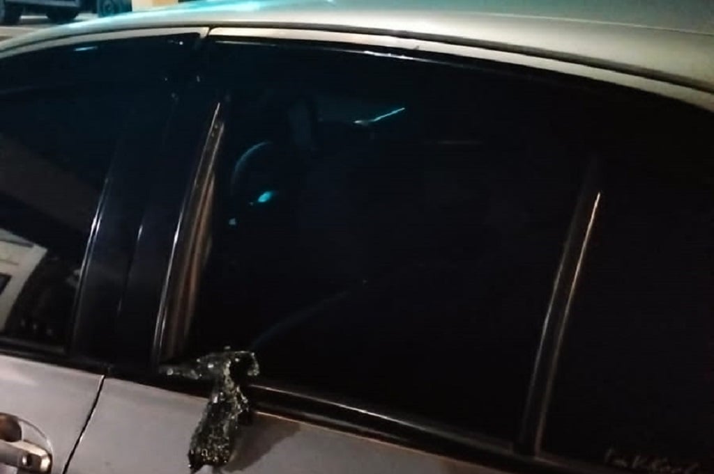 Kota Bekasi - Seorang pemuda bernama Zaki (26) menjadi korban pencurian dengan modus pecah kaca mobil saat sedang nongkrong di warung kopi kawasan Jalan Agus Salim, Bekasi Jaya, Bekasi Timur, pada Minggu malam (8/6/2025).