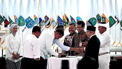 Kota Bekasi - Wali Kota Bekasi Tri Adhianto bersama Ketua DPRD Kota Bekasi Sardi Effendi menegaskan komitmen kuat dalam pemberantasan korupsi dengan menandatangani pakta integritas bersama kepala daerah dan pimpinan DPRD se-Jawa Barat, Kamis (5/6/2025).