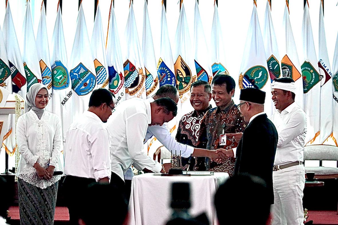 Kota Bekasi - Wali Kota Bekasi Tri Adhianto bersama Ketua DPRD Kota Bekasi Sardi Effendi menegaskan komitmen kuat dalam pemberantasan korupsi dengan menandatangani pakta integritas bersama kepala daerah dan pimpinan DPRD se-Jawa Barat, Kamis (5/6/2025).