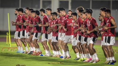 Kota Bekasi - Timnas Indonesia melakukan pemanasan saat sesi latihan jelang melawan Timnas China di Stadion Madya, Komplek GBK, Senayan, Jakarta, Senin (2/6/2025). Foto: ANTARA/Bayu Pratama S