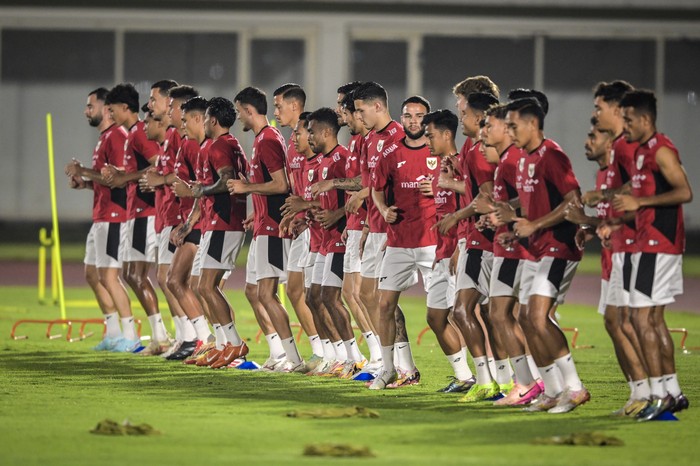 Kota Bekasi - Timnas Indonesia melakukan pemanasan saat sesi latihan jelang melawan Timnas China di Stadion Madya, Komplek GBK, Senayan, Jakarta, Senin (2/6/2025). Foto: ANTARA/Bayu Pratama S
