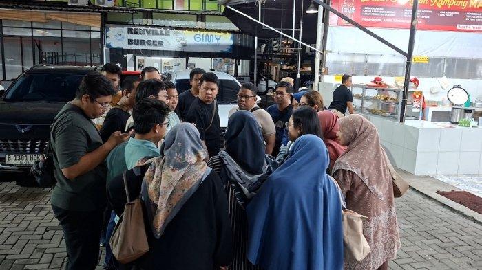 Kota Bekasi - Puluhan orangtua murid mengeluhkan dugaan penipuan yang dilakukan oleh pengelola sebuah sekolah swasta yang berlokasi di Jalan Baru Perjuangan, RT 04 RW 11, Kelurahan Marga Mulya, Kecamatan Bekasi Utara, Kota Bekasi.