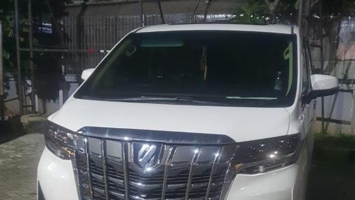 Kota Bekasi,- Mobil Toyota Alphard yang digadai oleh para pelaku.