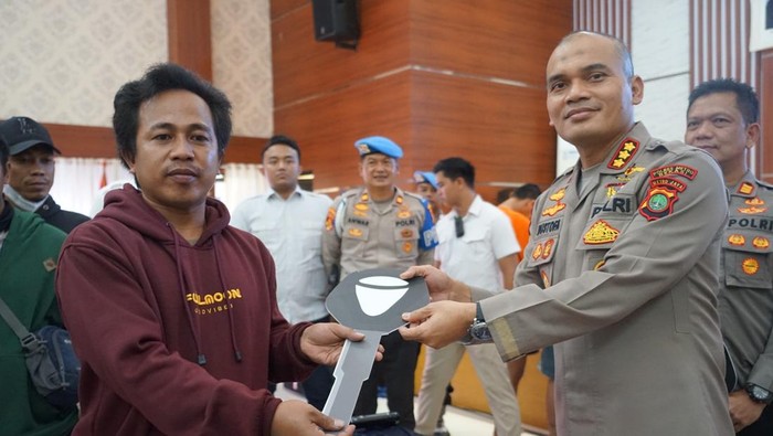 Kabupaten Bekasi - Polres Metro Bekasi secara simbolis mengembalikan sepeda motor yang dicuri oleh komplotan Curanmor.