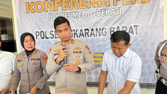 Kabupaten Bekasi - Kapolsek Cikarang Barat AKP Tri Bintang Baskoro mengamankan Ketua Ormas yang diduga meminta setoran parkir.