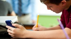 Kota Bekasi - Ilustrasi siswa menggunakan smartphone