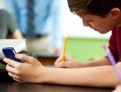 Pemkot Bekasi Larang Penggunaan HP Siswa di Sekolah Mulai Tahun Ajaran 2025/2026