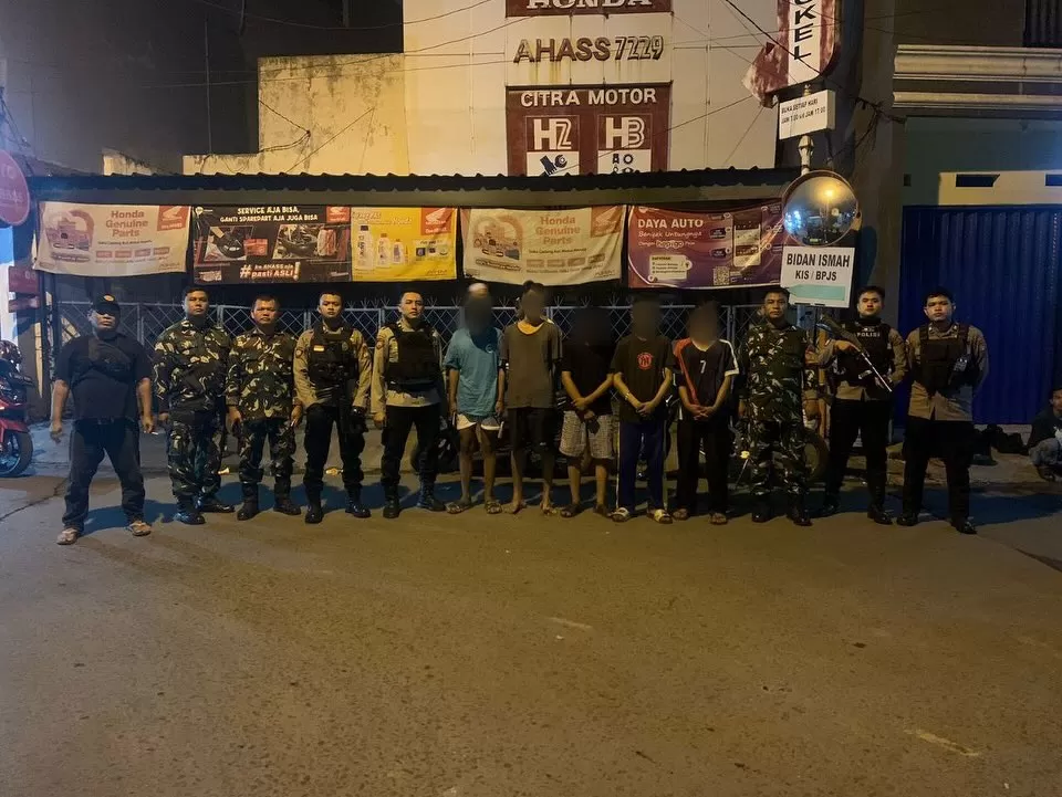 Kota Bekasi - Lima remaja diamankan oleh Tim Perintis Presisi Polres Metro Bekasi Kota usai terlibat dalam aksi tawuran yang terjadi di Jalan Rawa Bambu, Kecamatan Bekasi Utara, pada Minggu (22/6/2025).
