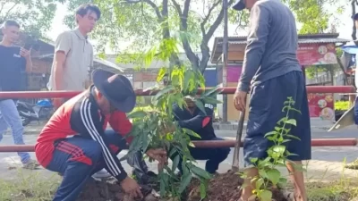 Kabupaten Bekasi - Kepala Desa Burangkeng, Nemin, memimpin langsung penanaman pohon.