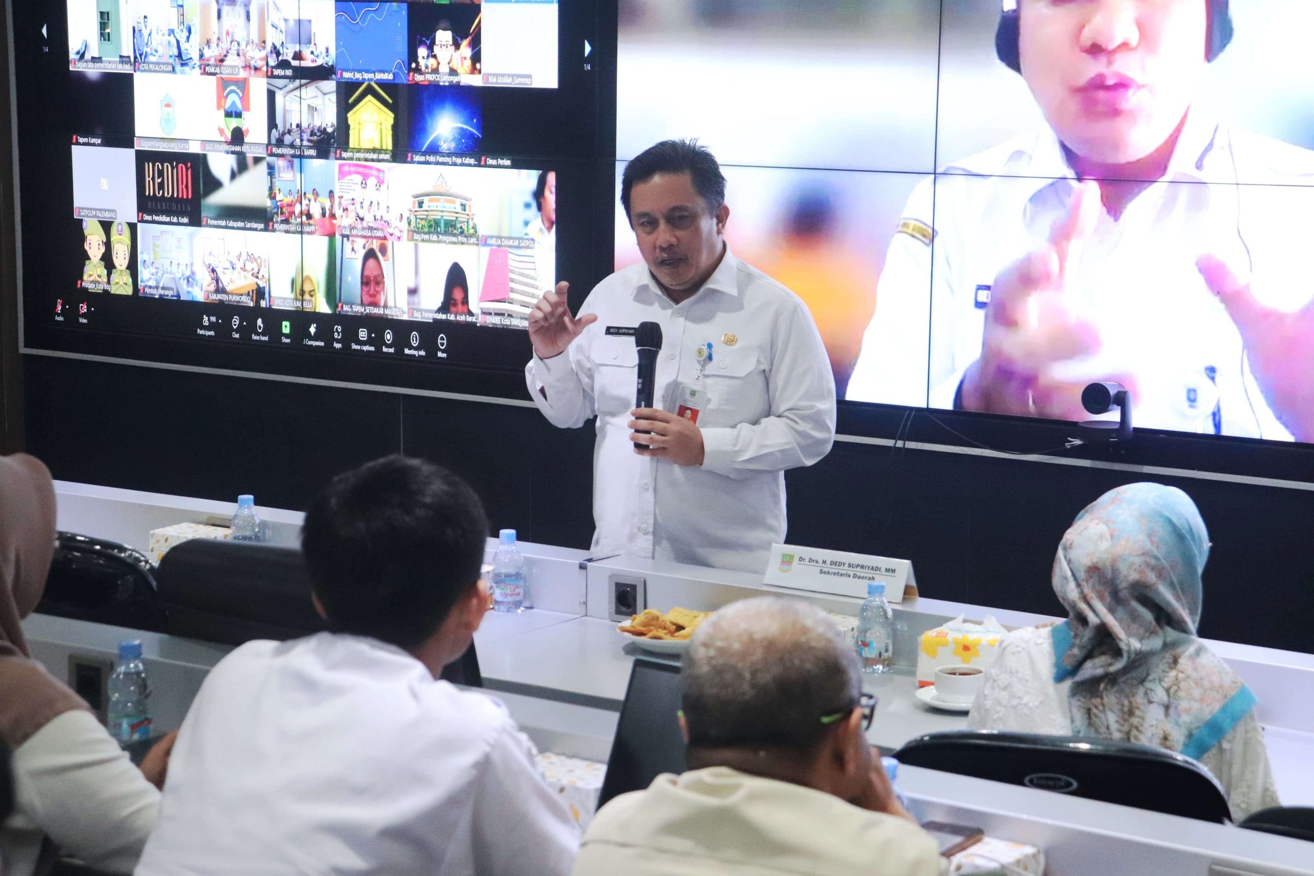 Kabupaten Bekasi - Sekretaris Daerah (Sekda) Kabupaten Bekasi, Dedy Supriyadi, mendorong seluruh jajaran Pemerintah Kabupaten (Pemkab) Bekasi untuk terus memberikan pelayanan publik maksimal kepada masyarakat.