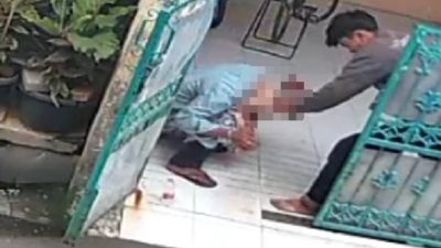 Kota Bekasi - Tangkapan layar video soerang anak tega menganiaya ibu kandungnya sampai tersungkur di Perum Irigias Bekasi Timur, Kota Bekasi.