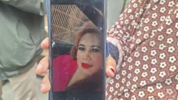 Kota Bekasi - Wajah Karsih, terduga pelaku utama kasus penipuan jual-beli kontrakan di Kranji, Jakasampurna, Bekasi Barat, Kota Bekasi, kini menjadi sorotan publik.