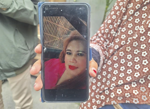 Kota Bekasi - Wajah Karsih, terduga pelaku utama kasus penipuan jual-beli kontrakan di Kranji, Jakasampurna, Bekasi Barat, Kota Bekasi, kini menjadi sorotan publik.