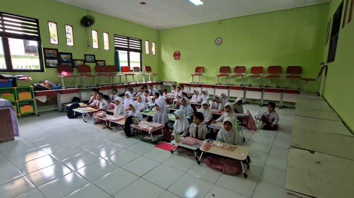 Kota Bekasi - Kondisi SDN Kayuringin XVI Kota Bekasi tanpa meja dan kursi